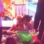 Paris Hilton in compagnia di un amico al VIP Room di Saint-Tropez04