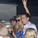 Paris Hilton in compagnia di un amico al VIP Room di Saint-Tropez02