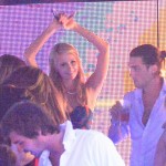 Paris Hilton in compagnia di un amico al VIP Room di Saint-Tropez01
