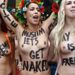 Femen sfilano in topless a Parigi 04