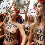 Femen sfilano in topless a Parigi 03