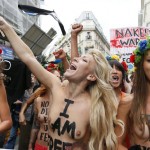 Femen sfilano in topless a Parigi 01
