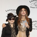 Lady Gaga in abiti “normali” riceve il premio per la pace da Yoko Ono