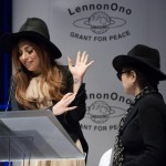 Lady Gaga riceve premio pace da Yoko Ono03
