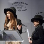 Lady Gaga riceve premio pace da Yoko Ono03