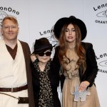 Lady Gaga riceve premio pace da Yoko Ono01