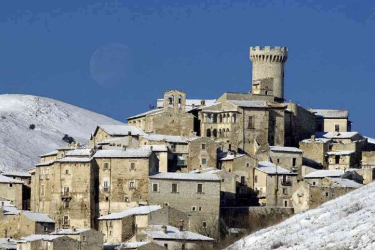 Questo piccolo borgo, adagiato a 1.251 metri sul livello del mare, rappresenta uno degli esempi più significativi di conservazione storica