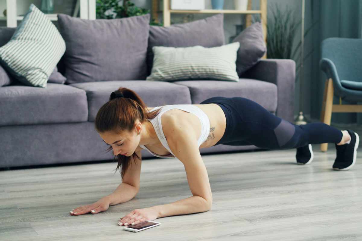 donna plank Pancia piatta e cuore in forma con un solo esercizio facilissimo: