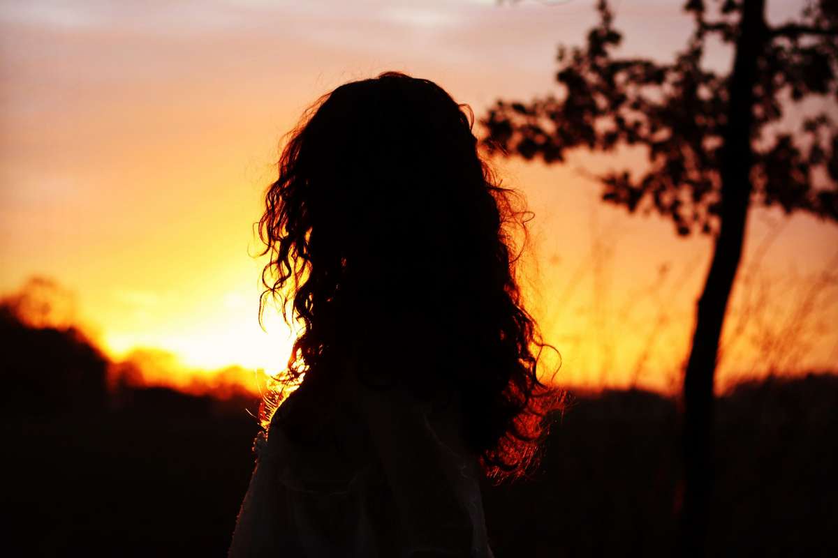 donna tramonto Oroscopo, soldi a palate per questo segno: finalmente dopo tanto buio cambia vita