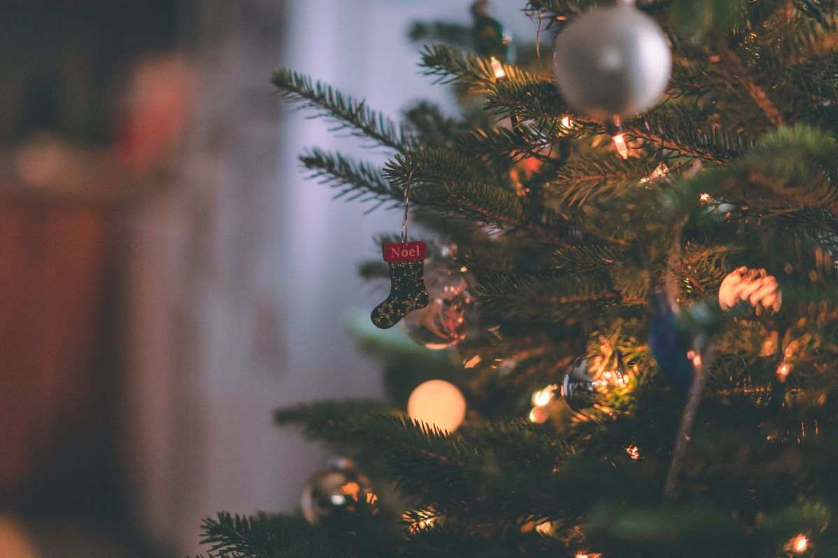 Dove posizionare l'albero di Natale per far sembrare casa più ampia
