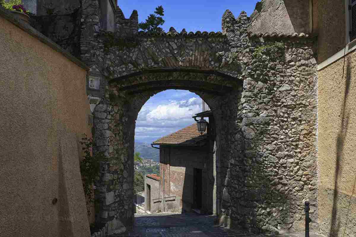 Visitare Bellegra significa immergersi in un’atmosfera di calma e autenticità, lontano dalle mete turistiche più battute.