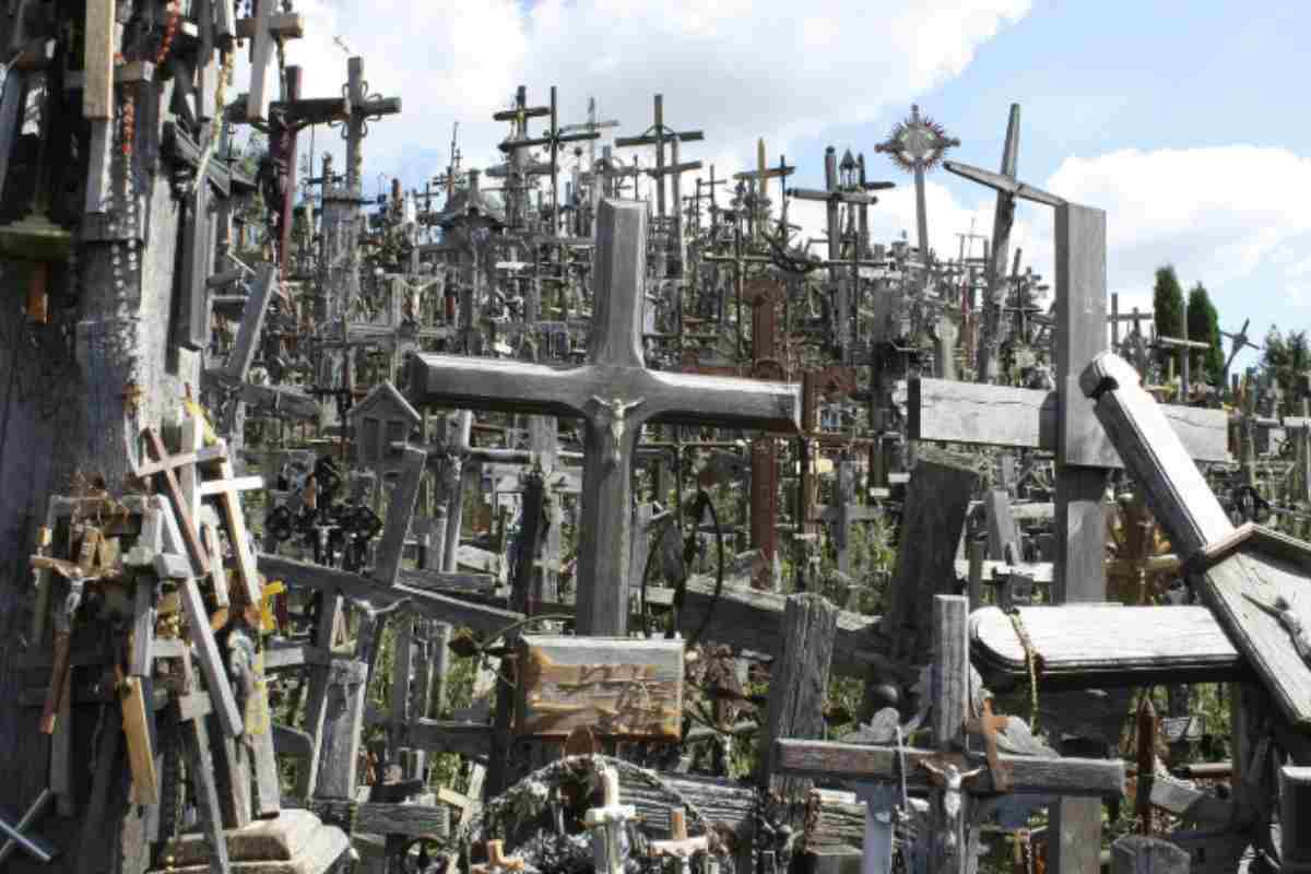 Collina delle croc Questo sito, affacciato sul piccolo villaggio di Jurgaičiai, è uno dei simboli più intensi e suggestivi del Nord Europa, meta di pellegrinaggio