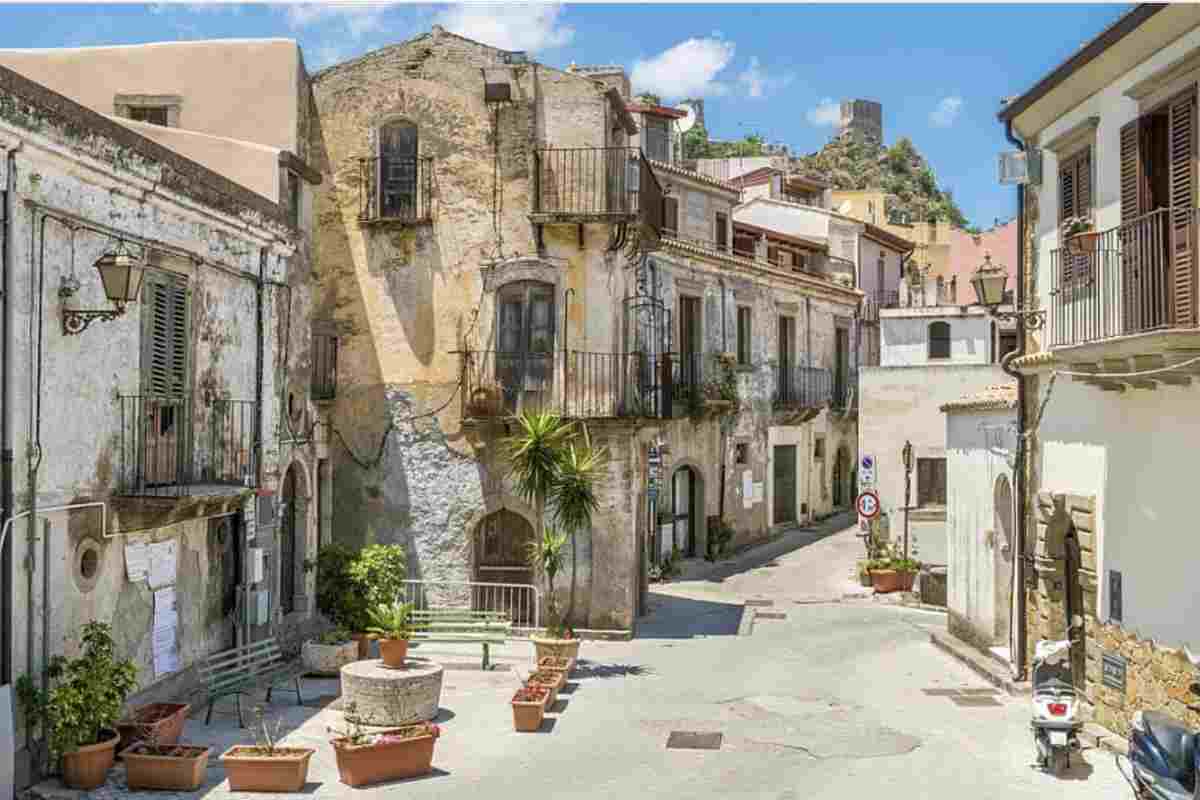 Forza d’Agrò, piccolo gioiello della provincia di Messina, continua a rappresentare una delle mete più affascinanti e meno conosciute dell’isola