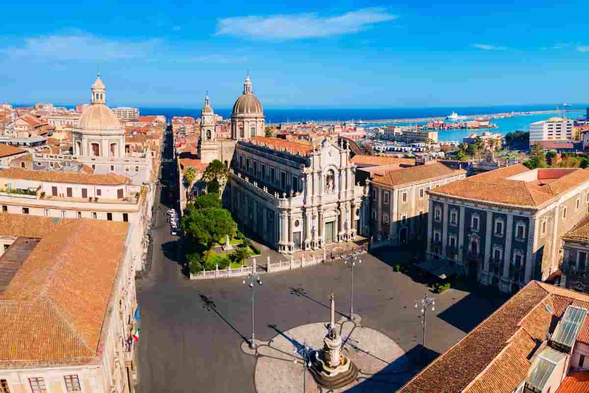 Le case spuntano dalla roccia, ogni angolo è medievale: questo è il borgo