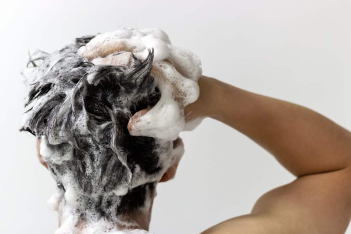 Questa scelta non è solo una moda ma una vera e propria rivoluzione nella cura dei capelli, soprattutto per chi soffre di sensibilità cutanea