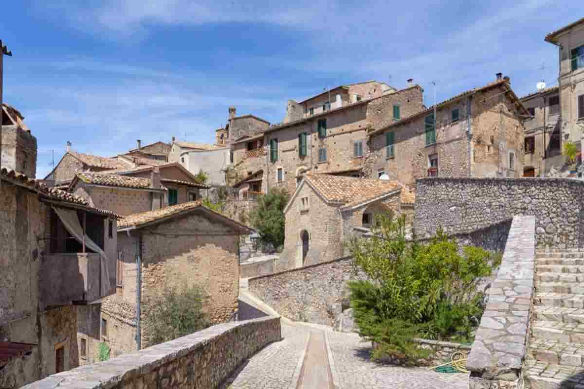 Una fuga da sogno che costa pochissimo: questo borgo sembra una cartolina svizzera