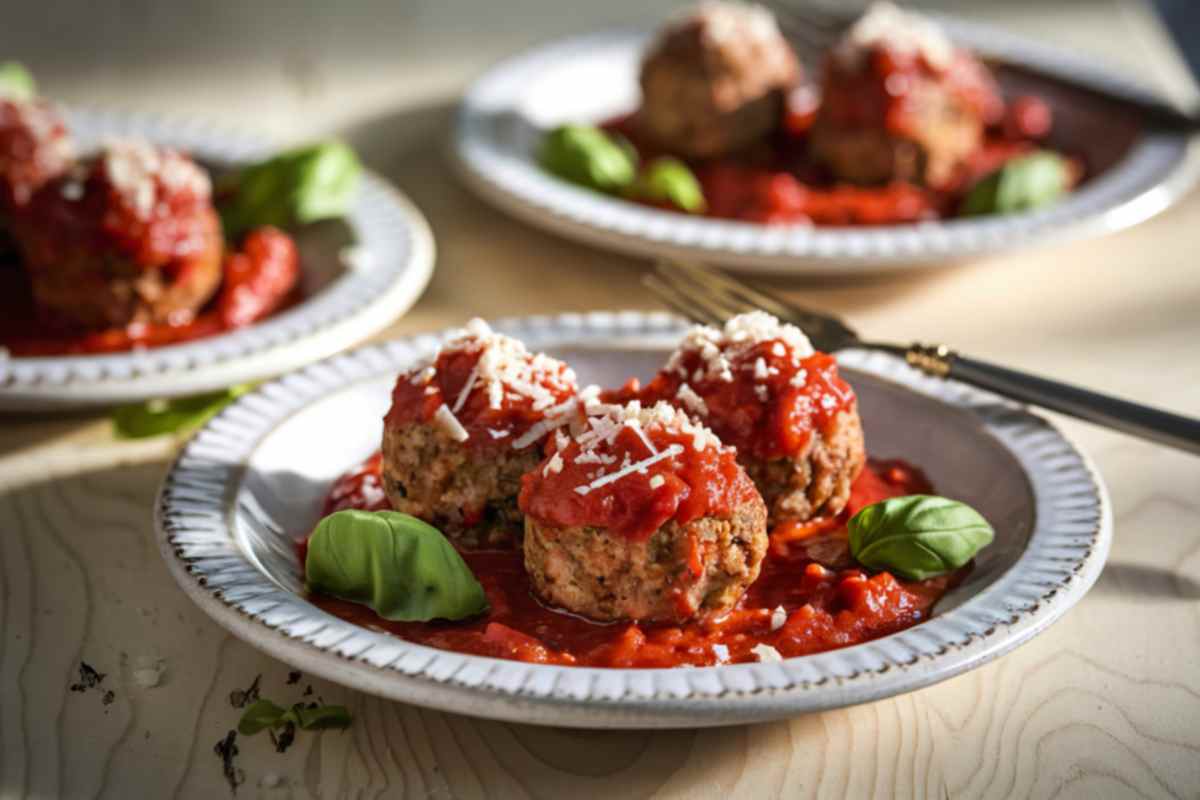 Ti è avanzato il pane? Trasformalo in polpette filanti e gustose