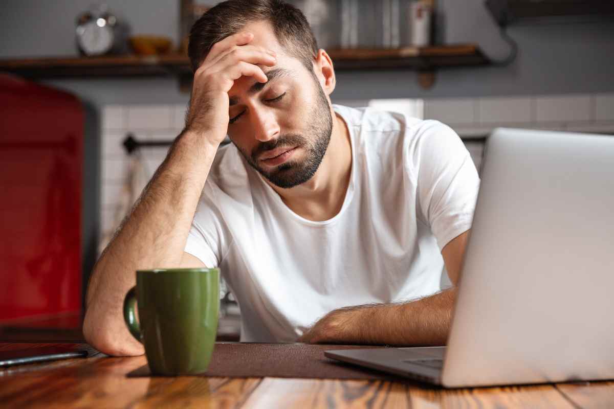 uomo stanco pc Attenzione: soldi in calo e nervi a pezzi sul lavoro per questi segni zodiacali