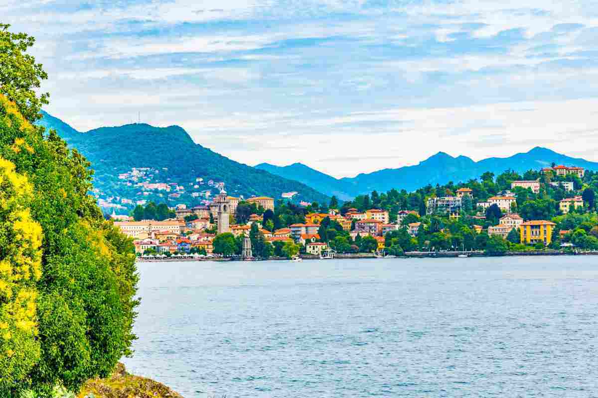 C'è un luogo in Piemonte che sembra condensare in sé tutta la bellezza del Lago Maggiore. Lo vedi e non lo scordi più.