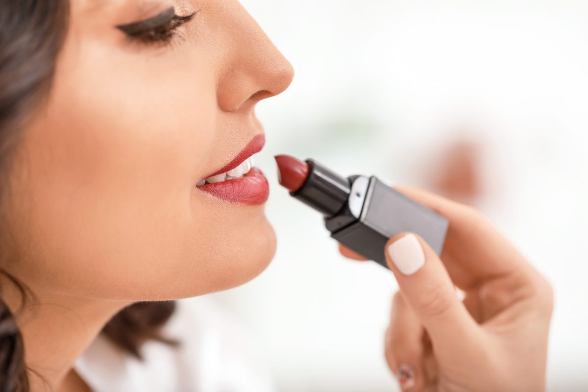 Donna mette rossetto Donna mette rossetto