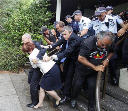 Australia day, Gillard costretta alla fuga6