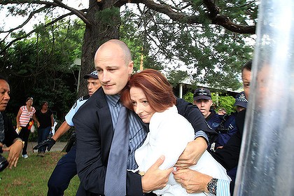 Australia day, Gillard costretta alla fuga3