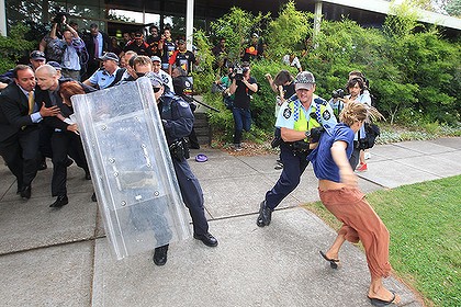 Australia day, Gillard costretta alla fuga5