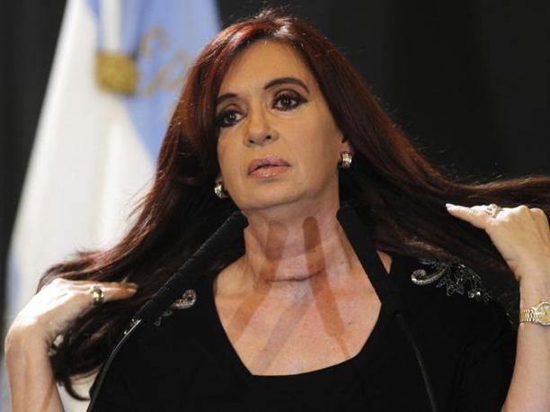 Cristina Kirchner mostra la cicatrice al collo01
