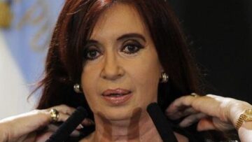 Cristina Kirchner mostra la cicatrice al collo04