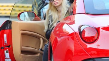 Paris Hilton con la sua nuova Ferrari 01