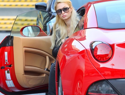 Paris Hilton con la sua nuova Ferrari 01