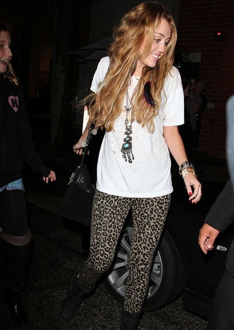 Miley Cyrus con leopard legging