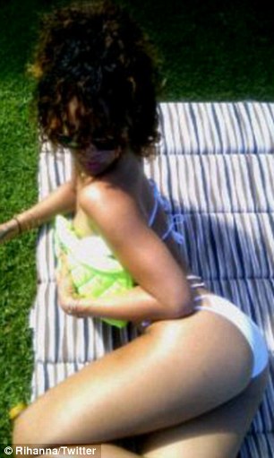 Rihanna foto Hawaii bikini 02