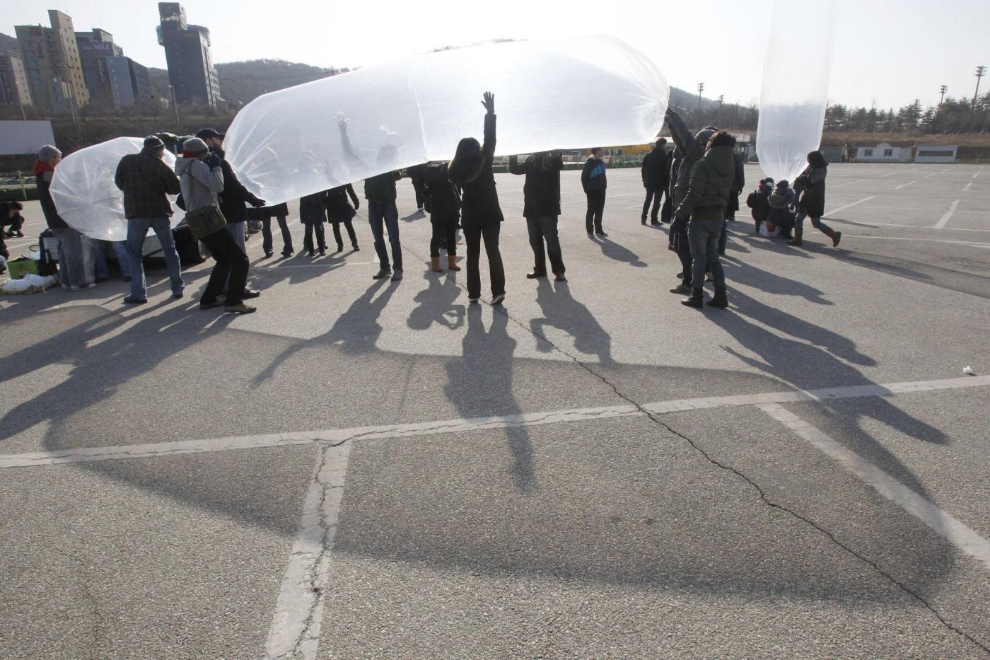 Attivisti liberano palloncini con calze verso Nord Corea1