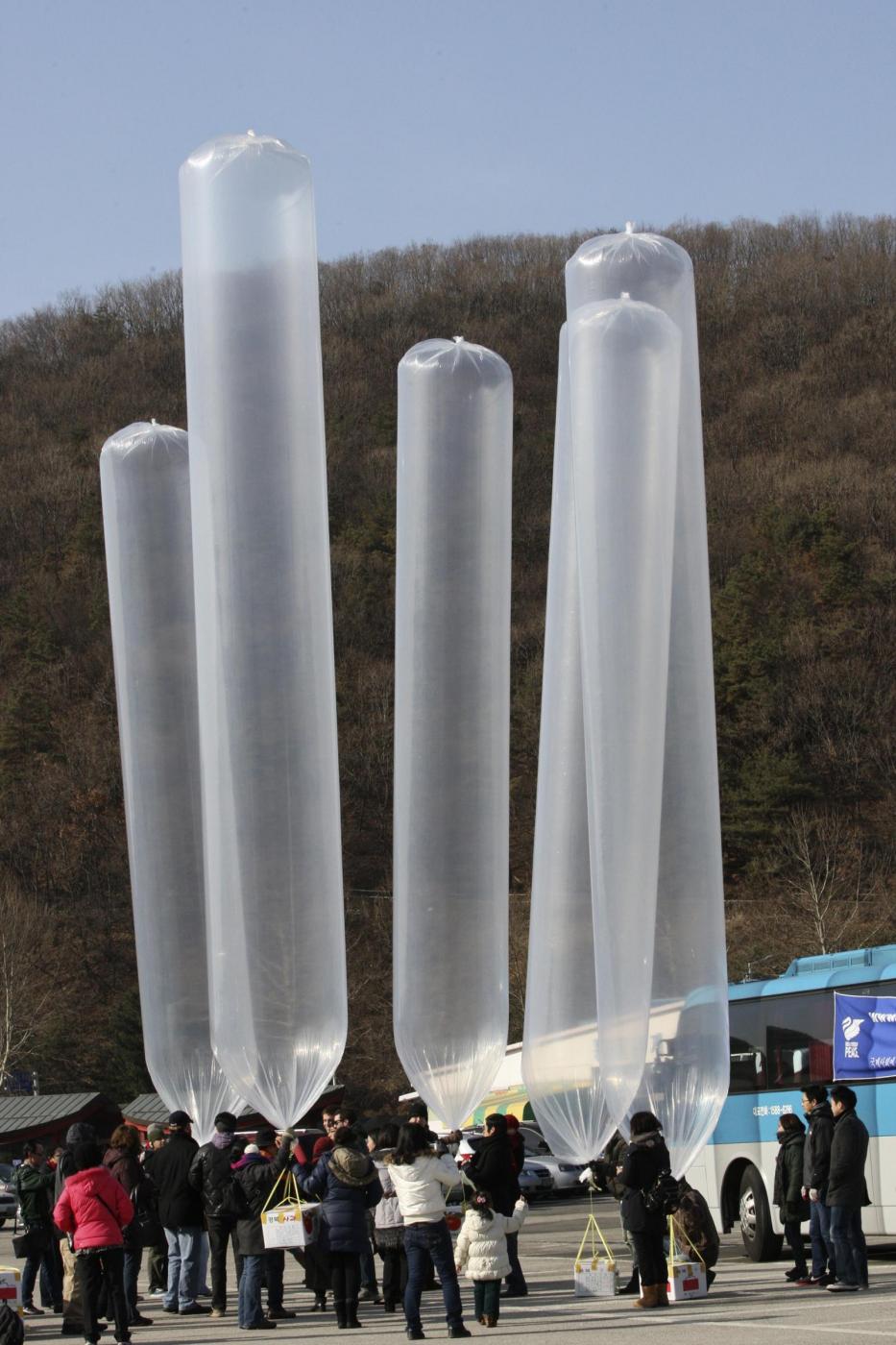 Attivisti liberano palloncini con calze verso Nord Corea2