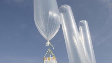 Attivisti liberano palloncini con calze verso Nord Corea3