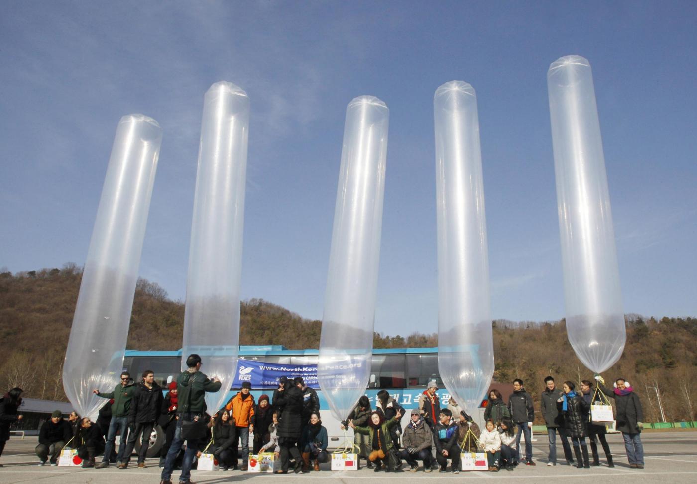 Attivisti liberano palloncini con calze verso Nord Corea5