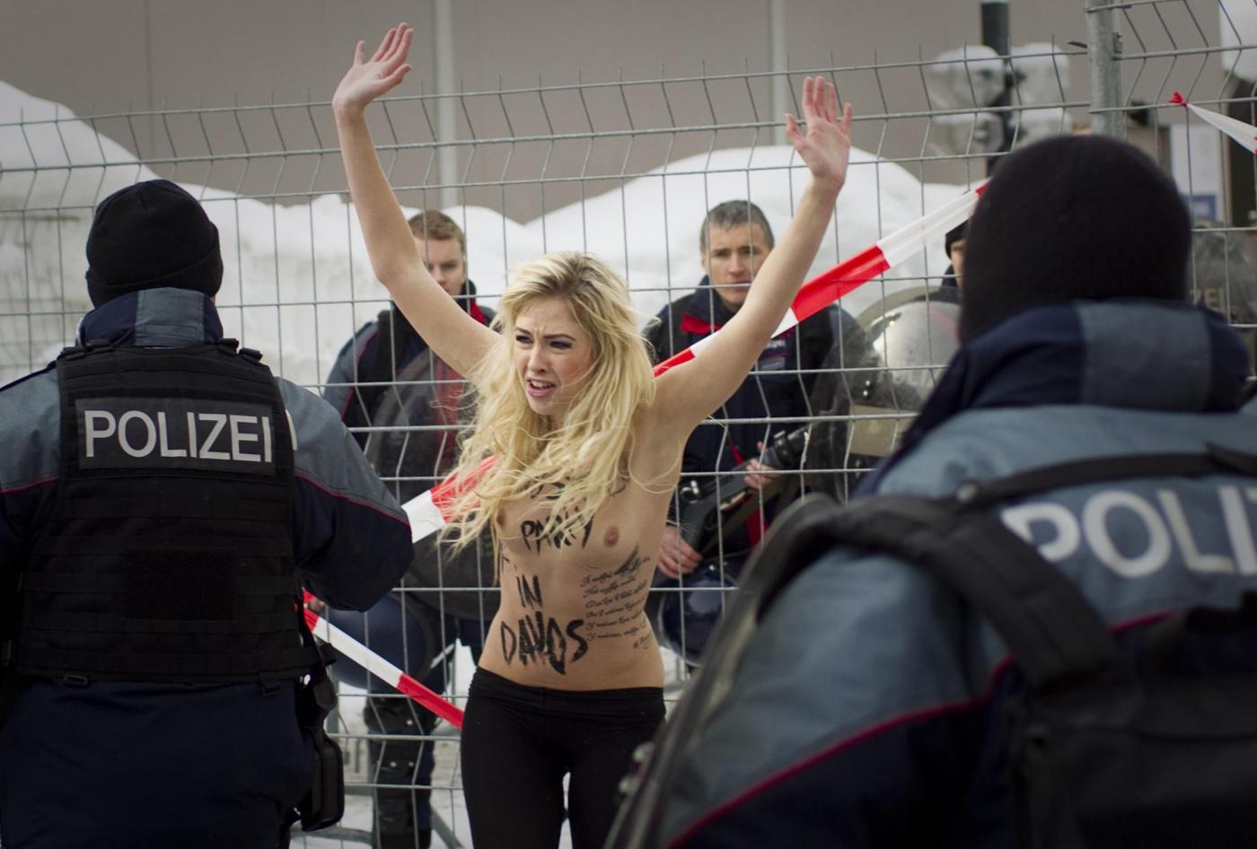 Le attiviste di Femen protestana  a seno nudo al 'World Economic Forum'2
