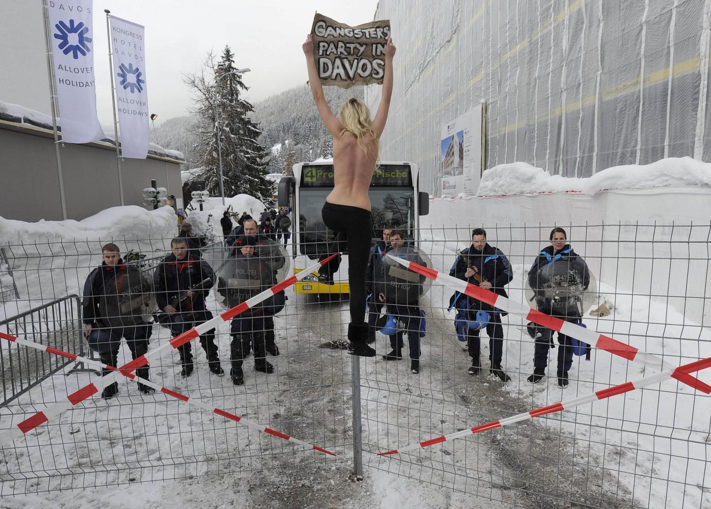 Le attiviste di Femen protestana  a seno nudo al 'World Economic Forum'3