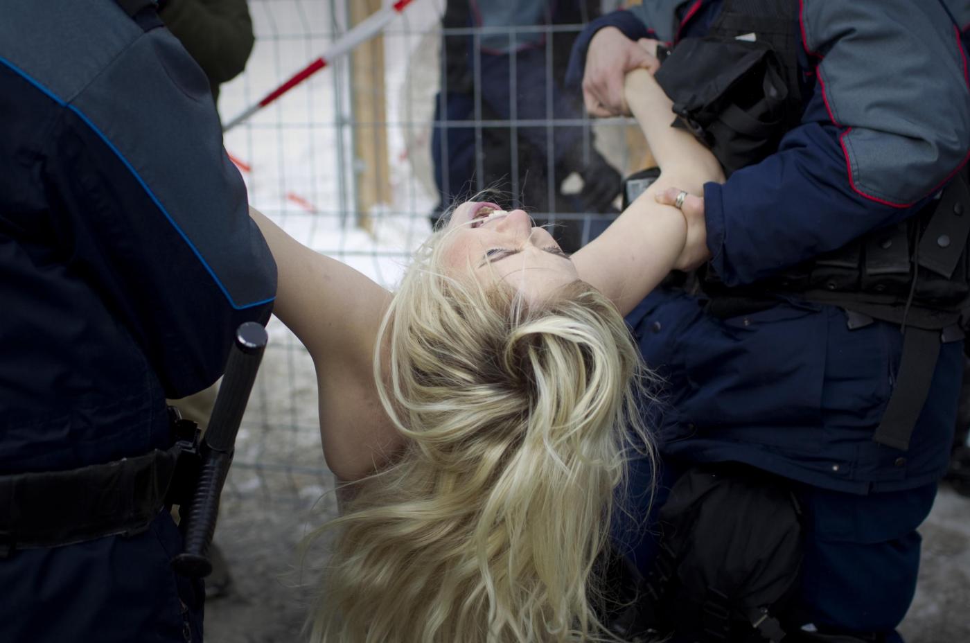 Le attiviste di Femen protestano  a seno nudo al 'World Economic Forum'5