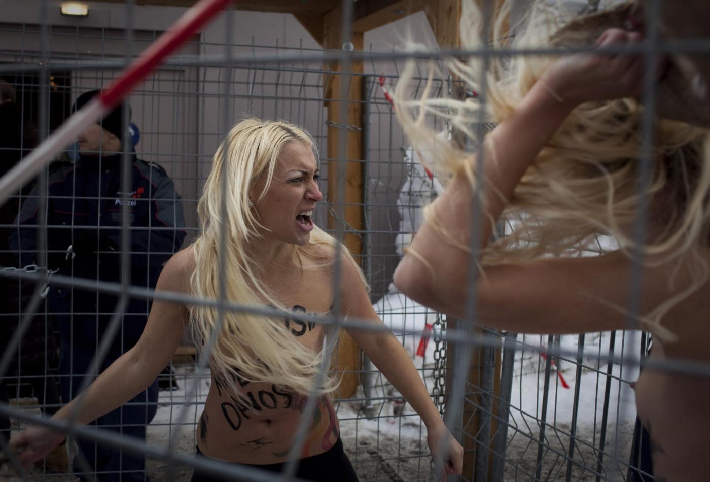 Le attiviste di Femen protestano  a seno nudo al 'World Economic Forum'6
