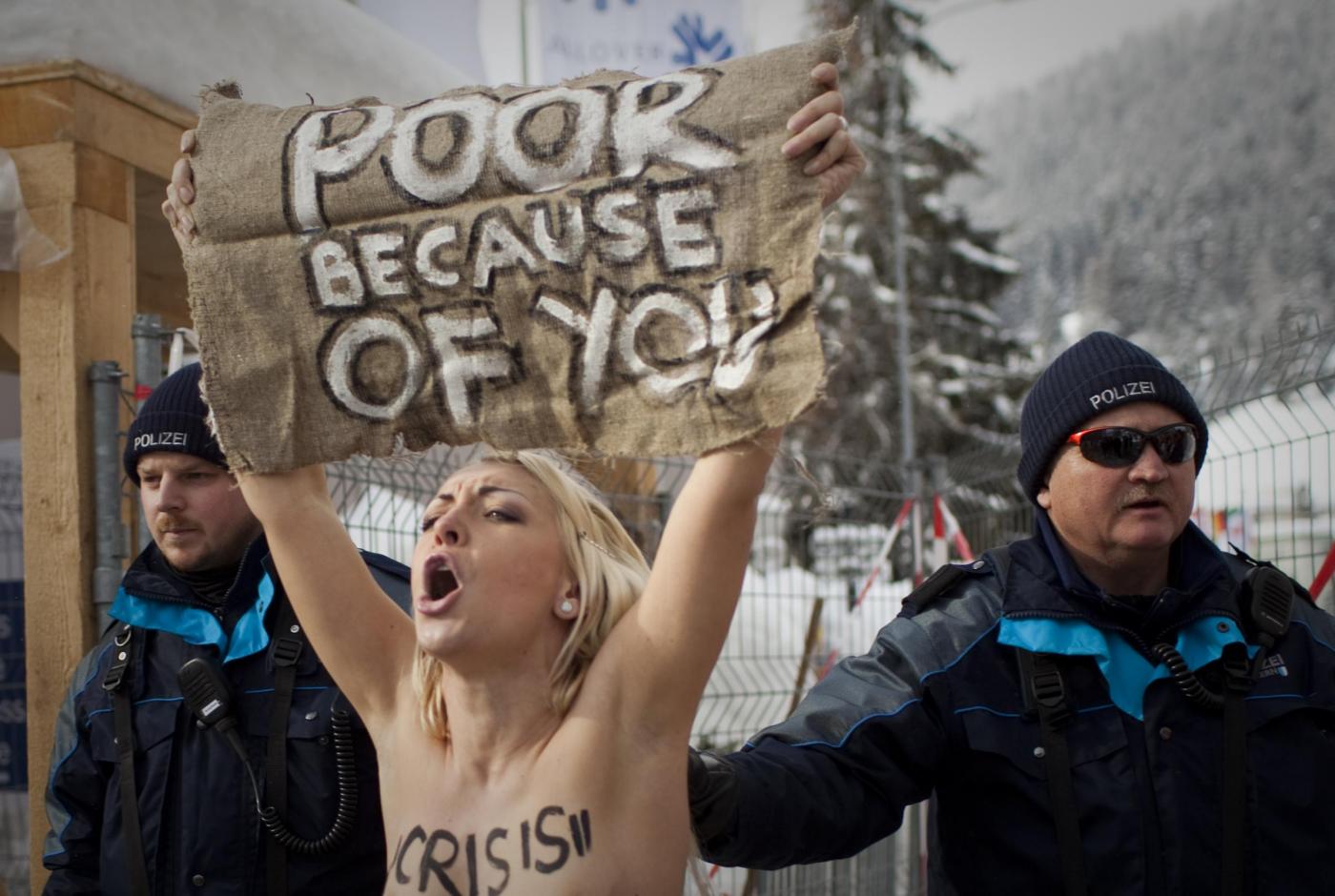 Le attiviste di Femen protestano  a seno nudo al 'World Economic Forum'7
