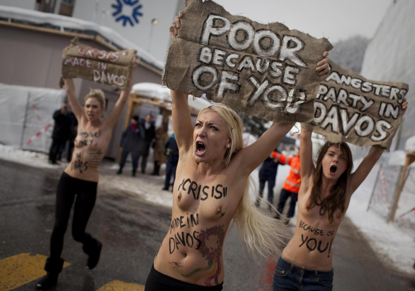Le attiviste di Femen protestano  a seno nudo al 'World Economic Forum'8