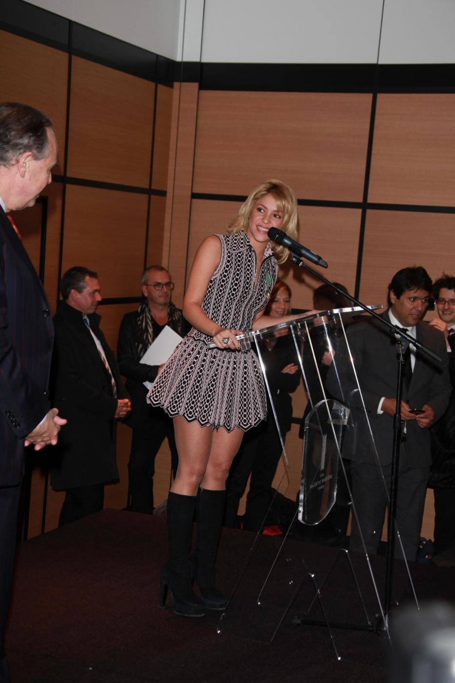 Shakira nominata cavaliere delle arti in Francia04