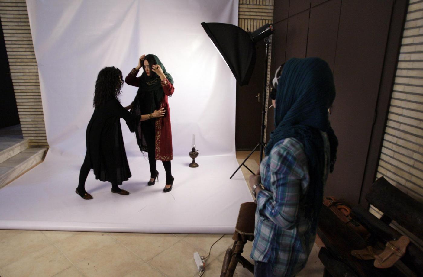 Modelle iraniane durante una sessione fotografica04