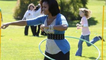 Michelle Obama fa hula-hoop