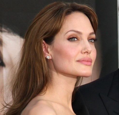 Angelina Jolie senza veli con le gambe legate. FOTO inedite