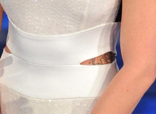 La rosa tatuata sul fianco di Federica Pellegrini