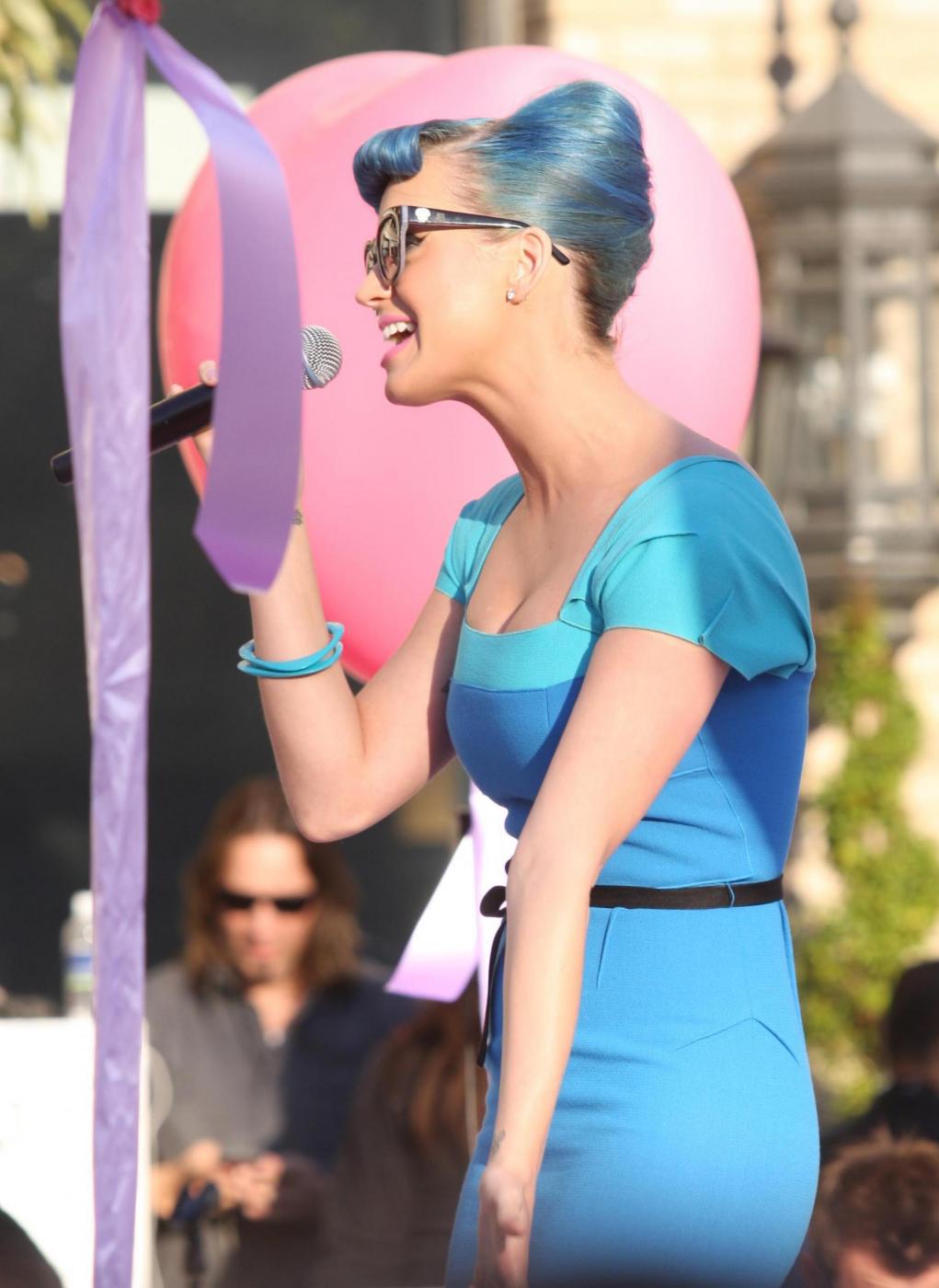 Katy Perry presenta le ciglia finte della Eylure01