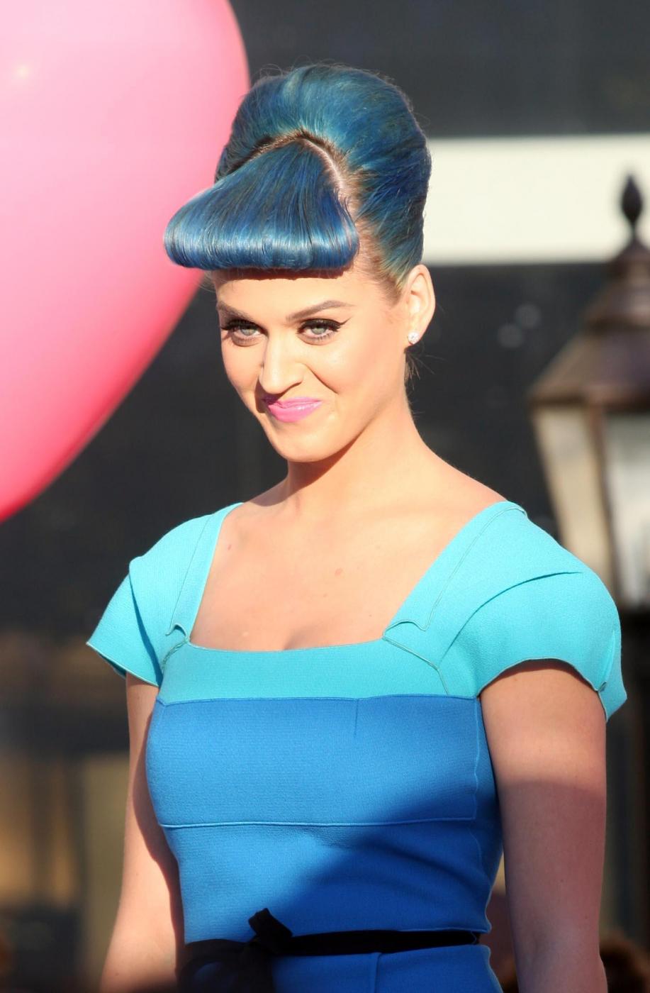 Katy Perry presenta le ciglia finte della Eylure04